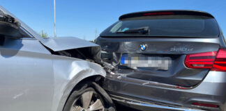 Velberter erleidet Notfall am Steuer und kracht gegen Autos Der Zusammenstoß mit dem BMW 320d. Foto: Polizei