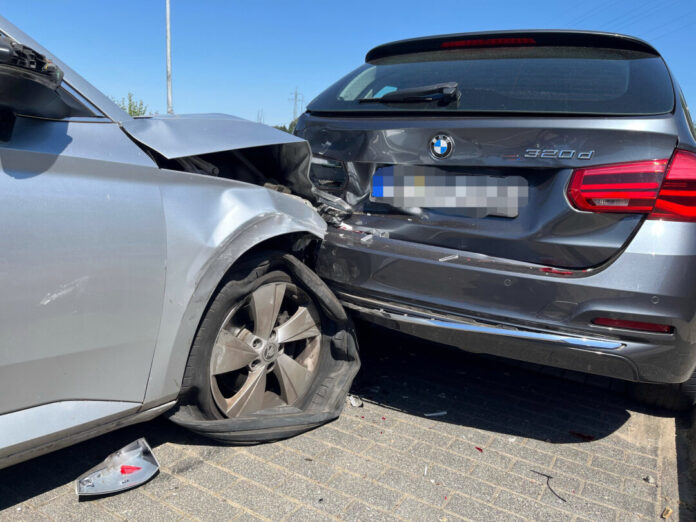Zusammenstoß mit BMW 320d Der Zusammenstoß mit dem BMW 320d. Foto: Polizei