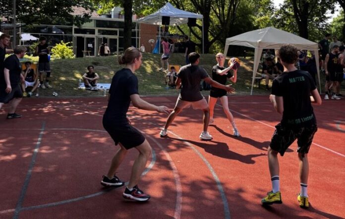IMG_5932 Beim Basketballturnier in Lintorf war auf den Courts und abseits davon einiges los. Foto: TuS 08 Lintorf