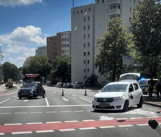 Ein Schwerverletzter nach Unfall auf Willi-Brandt-Platz / Gaffer aus Wülfrath bekommt Anzeige
