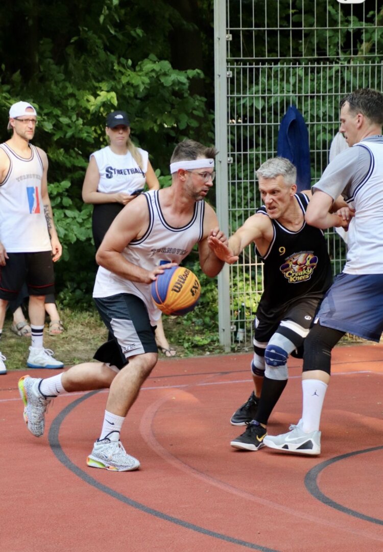 Von der Jugend bis hin zu den Ü30-Spielern reichte die Altersspanne. Foto: TuS 08 Lintorf