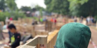Gelungener Start auf Mettmanns „Bauspielplatz“ Ein kurzer Regenschauer störte die Kinder beim Bau ihrer Hütte nicht beim Bau ihrer Hütte. Foto: Kreisstadt Mettmann