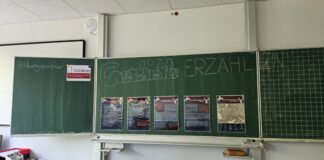 Die Schülerinnen haben Entwürfe des „Mitmach-Hefts“ zu Konrad-Heresbach an der Tafel zur Ansicht aufgehängt. Foto: Kreisstadt Mettmann
