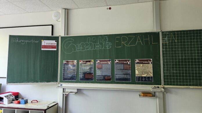 KHG-Projekt zu Konrad-Heresbach Die Schülerinnen haben Entwürfe des „Mitmach-Hefts“ zu Konrad-Heresbach an der Tafel zur Ansicht aufgehängt. Foto: Kreisstadt Mettmann