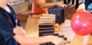 Ferienspaß für die ganze Familie im LVR-Industriemuseum Gemeinsames Tüfteln steht in der Textilfabrik Cromford auf dem Programm. Foto: LVR-ZMB/Stefan Arendt