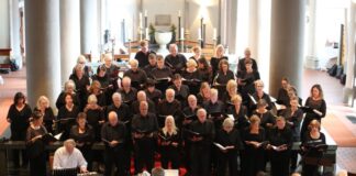 Fulminanter Auftakt der Partnerschaft mit dem Konzertchor Ratingen Der Chor auf der Bühne. Foto: Jürgen Paust-Nondorf