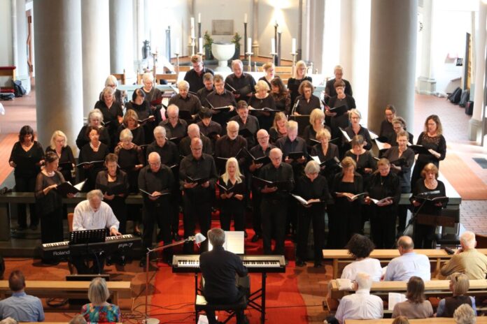 Konzertchor Ratingen mit CdL Jazz-Messen Rat.-Hösel 5.7.26 7-1 (1) Der Chor auf der Bühne. Foto: Jürgen Paust-Nondorf