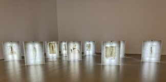 “Neanderland Art”: Ausstellung auch in 2026 wieder Kreis Mettmann. Kreativität braucht Bühnen – eine davon öffnet sich jetzt im Kreis Mettmann. Künstlerinnen und Künstler, die ihre Werke in diesem Jahr präsentieren möchten, können sich ab sofort für das Ausstellungsformat neanderland ART 26 bewerben. Vom 28. November bis zum 17. Januar 2027 verwandelt sich der Kunstraum Gewerbepark Süd in Hilden (Hofstraße 64) in eine regionale Ausstellung. Teilnehmen können bildende Künstlerinnen und Künstler, die im Kreis Mettmann leben oder arbeiten, hier geboren wurden oder mindestens fünf Jahre nachweisbar im Kreis ansässig waren – vorausgesetzt, sie sind kontinuierlich künstlerisch tätig. Das Amt für Kultur und Tourismus der Kreisverwaltung Mettmann nimmt bis zum 13. September Bewerbungen entgegen. In diesem Jahr ist neu, dass das Bewerbungsverfahren vollständig online stattfindet. Alle Bewerberinnen und Bewerber müssen sich über das Online-Formular anmelden und dort Fotografien ihrer Werke in druckfähiger Auflösung hochladen. Eingereicht werden können abgeschlossene und ausstellungsfertige Arbeiten aus den letzten fünf Jahren, sofern diese nicht bereits im Rahmen der neanderland ART präsentiert wurden. Eine Jury entscheidet, welche Arbeiten ausgewählt und vom 28. November bis zum 17. Januar 2027 präsentiert werden. Alle Bewerberinnen und Bewerber werden bis zum 5. Oktober 2026 per E-Mail informiert, ob ihre Arbeit(en) angenommen wurden. Weitere Infos und das Online-Formular gibt es auf der Seite des Kreises unter neanderland ART / Kreisverwaltung Mettmann.