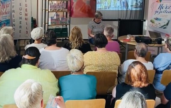 Anja Seefeld in der vollbesetzten Heiligenhauser Bücherei. Foto: privat Anja Seefeld in der vollbesetzten Heiligenhauser Bücherei. Foto: privat