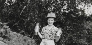 Ein Mädchen mit Shorts und Hemd bei einer Wanderung im Sommer 1955. Foto: privat/LVR-Industriemuseum