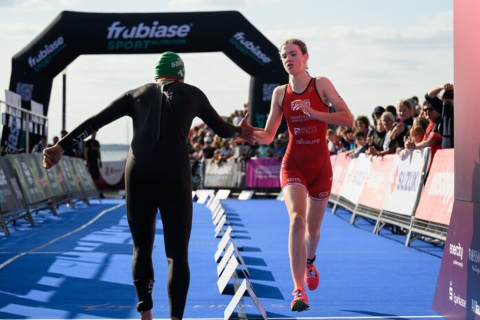 DTU Deutsche Meisterschaften Mixed Relay im Rahmen von Die Finals Hannover Annika Fischer beim Wechsel. Foto: Petko Beier | petkobeier.de