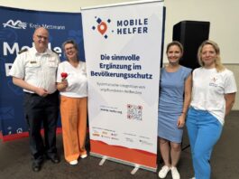 Kreis Mettmann: „Hilfsbereitschaft in der Bevölkerung ist da“ Mirko Braunheim ( Leiter der Stabsstelle Bevölkerungsschutz des Kreises Mettmann), Heike Bellinghausen (Projektleitung Mobile Helfer), Landrätin Dr. Bettina Warnecke, Christiane Massing (Projektmanagement Mobile Helfer). Foto: Kreis ME