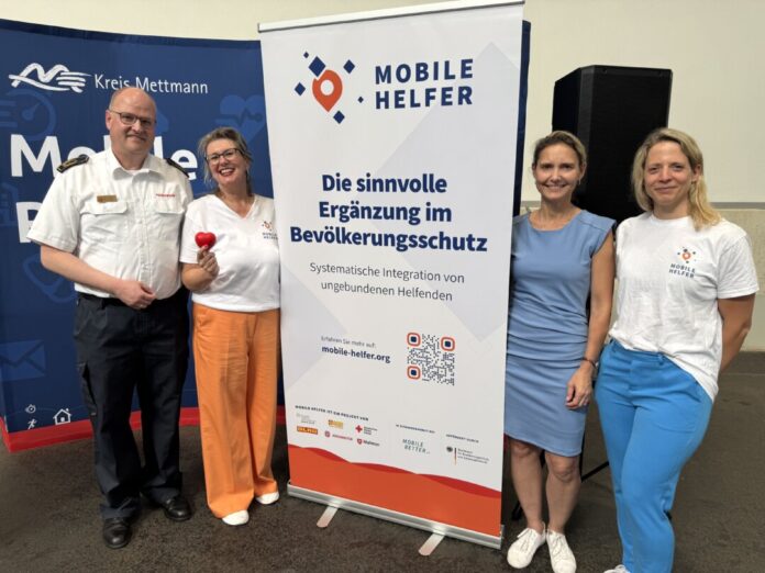 Mobile Helfer Mirko Braunheim ( Leiter der Stabsstelle Bevölkerungsschutz des Kreises Mettmann), Heike Bellinghausen (Projektleitung Mobile Helfer), Landrätin Dr. Bettina Warnecke, Christiane Massing (Projektmanagement Mobile Helfer). Foto: Kreis ME