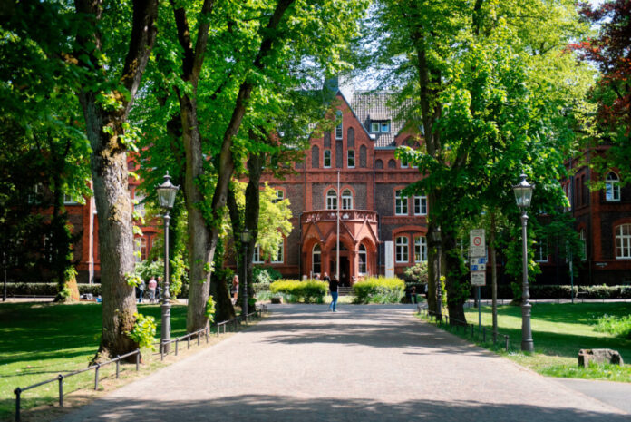 Mutterhauskirche_B.Engel Die öffentliche Führung führt Interessierte über den wunderschönen Campus der Kaiserswerther Diakonie im Düsseldorfer Norden. Foto: Kaiserswerther Diakonie/B. Engel
