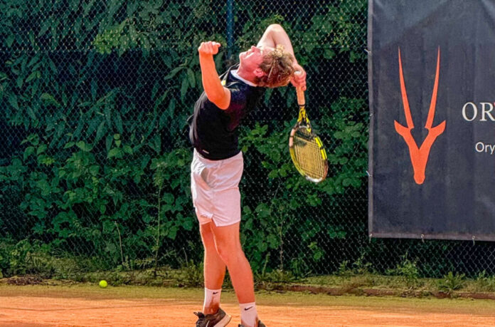 NBV_MatthieuWehner_25 (1) Matthieu Wehner holte souverän mit 6:3, 6:2 einen Punkt für sein NBV-Team im Einzel bei den 1. Herren in der 1. Verbandsliga gegen TC Blau Weiss Neuss. Foto: NBV
