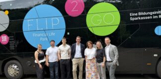 Finanzbildung am Gymnasium in Velbert-Langenberg Kira Winter, Julien-Jason Meyer, Drilon Berisha (alle Sparkasse HRV), Matthias Gotschika (Direktor Private Banking Sparkasse HRV), Julia Schweitzer-Pawliszak (Lehrerin Gymnasium Langenberg) Valentina Monticciolo, Philipp Hütten (beide Vertriebsmanagement Sparkasse HRV). Foto: Sparkasse