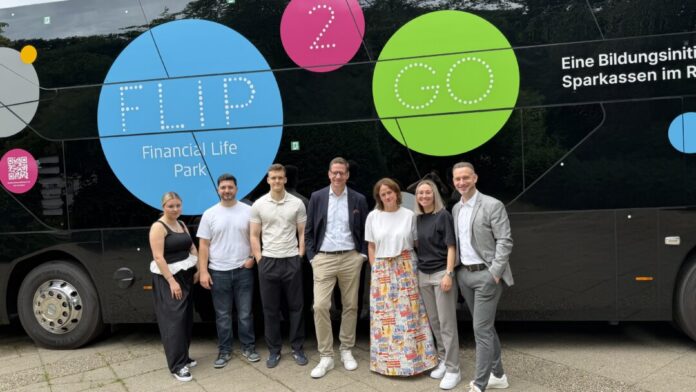 PM 2026_016_FLiP2Go-Bus Kira Winter, Julien-Jason Meyer, Drilon Berisha (alle Sparkasse HRV), Matthias Gotschika (Direktor Private Banking Sparkasse HRV), Julia Schweitzer-Pawliszak (Lehrerin Gymnasium Langenberg) Valentina Monticciolo, Philipp Hütten (beide Vertriebsmanagement Sparkasse HRV). Foto: Sparkasse