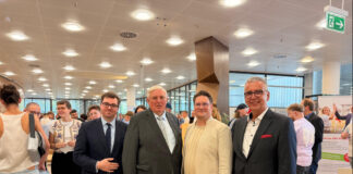 Lossprechung des Tischlernachwuchses in der Sparkasse HRV Simon Taps, Geschäftsführer der Kreishandwerkerschaft Mettmann, Karl-Josef Laumann, Minister für Arbeit, Gesundheit und Soziales des Landes NRW, Michael Fischbach, Obermeister der Tischler-Innung Kreis Mettmann, und Udo Zimmermann, Vorstandsvorsitzender der Sparkasse HRV. Foto: Sparkasse HRV
