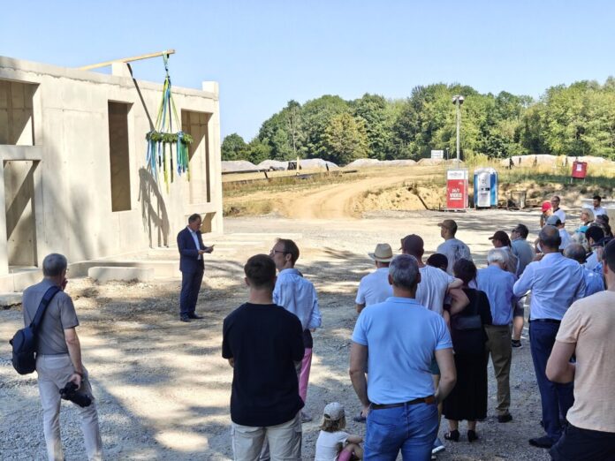 Richtfest Technikgebäude 2029-07-29 (1) Richtfest für das Technikgebäude der Solarthermieanlage „Am Mühlenkamp“: Der Richtkranz markiert einen wichtigen Baufortschritt des Projekts. Foto: Stadtwerke Erkrath