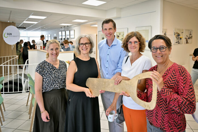 Foto: Mathias Kehren Symbolische Schlüsselübergabe zur Wiedereröffnung mit Sozialdezernentin Sandra Ernst, SGN-Geschäftsführerin Karin Wichmann, Dirk Friedrichs, Fabienne Rollot (beide JDE Peet's) und Christina Marx von der Aktion Mensch. Foto: Mathias Kehren