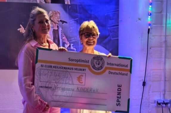 SI_Afterworkparty_scheck Die 1.745 Euro kommen dem Verein Vergessene Kinder zugute. Foto: SI/privat