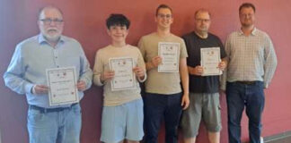 Velberts beste Schachspieler ausgezeichnet Axel Becker, Timur Akçapinar, Christopher Walczewski, Christian Diesing und Torben Steinhauer. Foto: privat