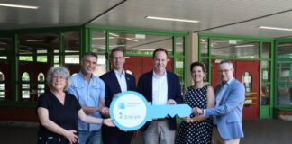 Realschule und Gymnasium Hochdahl verlassen Übergangsstandort Gymnasium-Schulleiterin Alexandra Flaig, Realschuleiter Uwe Heidelberg, Erkraths Bürgermeister Christoph Schultz, Düsseldorfs Oberbürgermeister Dr. Stephan Keller, Julia Oesterle als stellvertretende Gymnasium-Schulleiterin und Schuldezernent Michael Pfleging bei der symbolischen Schlüsselrückgabe vor dem Eingangsbereich des ehemaligen Schlossgymnasiums in Düsseldorf-Benrath. Foto: Stadt Erkrath