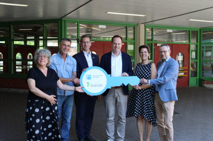 Schlüsselrückgabe Gymnasium-Schulleiterin Alexandra Flaig, Realschuleiter Uwe Heidelberg, Erkraths Bürgermeister Christoph Schultz, Düsseldorfs Oberbürgermeister Dr. Stephan Keller, Julia Oesterle als stellvertretende Gymnasium-Schulleiterin und Schuldezernent Michael Pfleging bei der symbolischen Schlüsselrückgabe vor dem Eingangsbereich des ehemaligen Schlossgymnasiums in Düsseldorf-Benrath. Foto: Stadt Erkrath