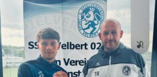 Max Wiese bleibt bei der SSVg Velbert Max Wiese bleibt bei den Blauen - hier mit Trainer Bogdan Komorowski. Foto: SSVg Velbert