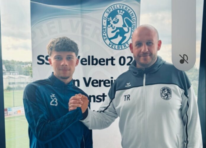 Max Wiese bleibt bei den Blauen - hier mit Trainer Bogdan Komorowski. Foto: SSVg Velbert Max Wiese bleibt bei den Blauen - hier mit Trainer Bogdan Komorowski. Foto: SSVg Velbert