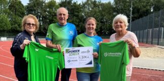 Mettmann-Sport spendet an die Lebenshilfe-Sportabteilung Doris Hirt (Sportkoordinatorin der Lebenshilfe Kreisvereinigung Mettmann), Norbert Krüger (Ehrenamtler und Spartenleiter Nordic Walking und Wanderungen, mettmann-sport), Kerstin Wegewitz (Fachbereichsleitung Breitensport und Rehasport, mettmann-sport) und Wilma Rohde (Präsidium mettmann-sport) bei der Spendenübergabe in Mettmann. Foto: Lebenshilfe Kreisvereinigung Mettmann
