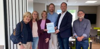 39.300 Euro für das AWO-Quartierszentrum Heiligenhaus Elisabeth Müller-Witt (stellvertretende Präsidiumsvorsitzende der AWO Kreis Mettmann), Hildegard Schröder (hauptamtliche Vorständin der AWO Kreis Mettmann), Maike Legut (Erste Beigeordnete Stadt Heiligenhaus), Björn Kerkmann (Bürgermeister Heiligenhaus), Marco Schmitz MdL (Vorsitzender des Stiftungsrates der Stiftung Wohlfahrtspflege NRW), Axel Pollert (AWO Ortsverein Heiligenhaus). Foto: AWO
