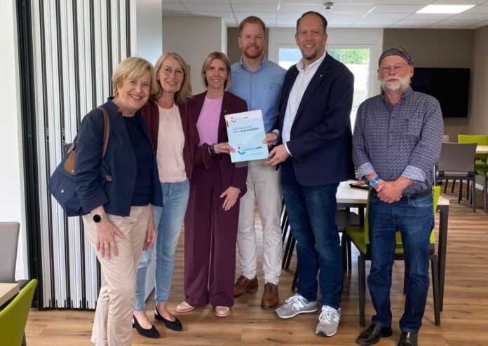 Übergabe Förderbescheid an AWO Quartierszentrum Heiligenhaus Elisabeth Müller-Witt (stellvertretende Präsidiumsvorsitzende der AWO Kreis Mettmann), Hildegard Schröder (hauptamtliche Vorständin der AWO Kreis Mettmann), Maike Legut (Erste Beigeordnete Stadt Heiligenhaus), Björn Kerkmann (Bürgermeister Heiligenhaus), Marco Schmitz MdL (Vorsitzender des Stiftungsrates der Stiftung Wohlfahrtspflege NRW), Axel Pollert (AWO Ortsverein Heiligenhaus). Foto: AWO