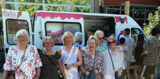 Heiligenhaus: Überraschung für junge Ukrainer soll “Moment der Leichtigkeit schenken” Die Frauen-Union Heiligenhaus sorgt mit Eiswagen für Freude bei ukrainischen Jugendlichen. Foto: privat