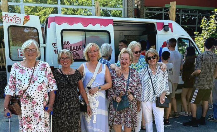 Ukraine Jugendliche_Eiswagen-Aktion_mit R-Welsch Die Frauen-Union Heiligenhaus sorgt mit Eiswagen für Freude bei ukrainischen Jugendlichen. Foto: privat