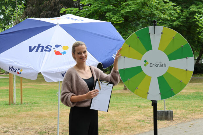 Umfrage der Volkshochschule Erkrath Das Team der Volkshochschule Erkrath rund um VHS-Leiterin Julia Zinn lädt Bürgerinnen und Bürger zum persönlichen Austausch zur Erweiterung des Kursangebotes ein. Foto: Stadt Erkrath