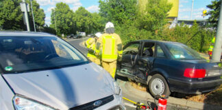 Ehepaar bei Autounfall in Monheim verletzt Beide Autos wurden bei dem Unfall erheblich beschädigt und mussten abgeschleppt werden. Foto: Polizei