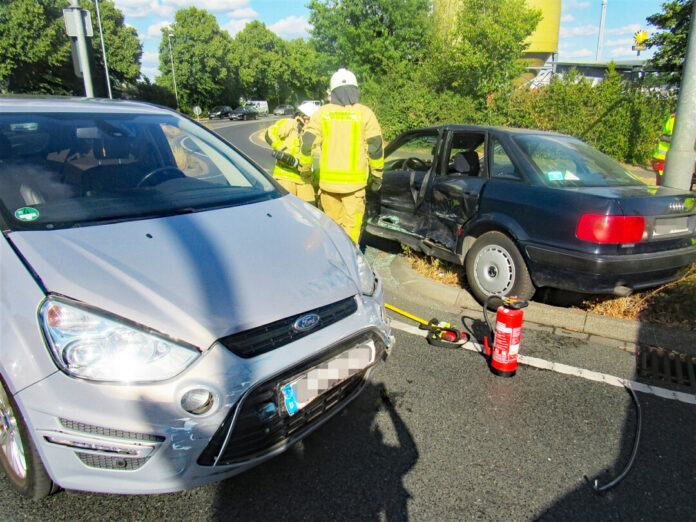 Unfall Beide Autos wurden bei dem Unfall erheblich beschädigt und mussten abgeschleppt werden. Foto: Polizei