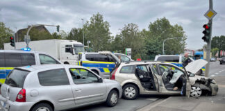 Verfolgungsjagd mit der Polizei: Unfall an A46-Ausfahrt