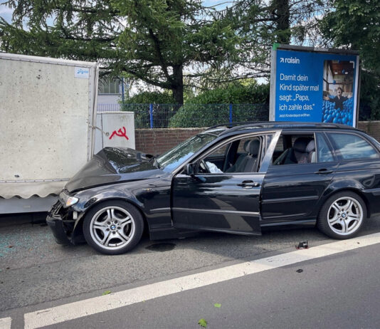 Unfall in Velbert: Hoher Sachschaden – Mutter und Kind unverletzt