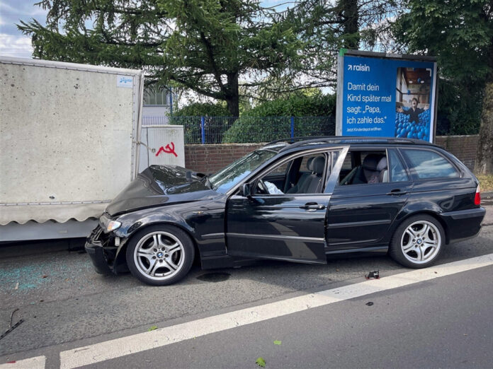 Der BMW prallte frontal in den Lkw-Anhänger.