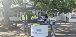 Mehr Verkehrssicherheit für Schülerinnen und Schüler Bojan Smigoc (Kreisverkehrswacht), Matthias Buff (Kreispolizeibehörde), Fabian Leyhausen (Interback Niederrhein Backbedarf GmbH), Tanja Smigoc (Straßenverkehrsamt des Kreises Mettmann). Foto: Kreis Mettmann