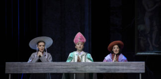 „Don Giovanni“-Inszenierung wieder im Aalto-Theater Eine Szene aus der Aufführung. Foto: Björn Hickmann