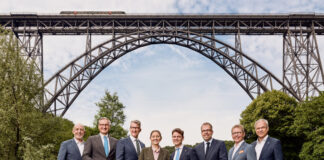 Bergisches Land: Stadtwerke dreier Städte bündeln Kräfte Markus Schlomski, Markus Hilkenbach, Sven Wolf, Miriam Scherff, Daniel Flemm, Leif Reitis, Mike Giera und Christoph Nath. Foto: Lars Langemeier