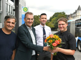 Bundesweite Anerkennung für WSW-Busfahrer WSW-Teamleiter Sener Kaya, Karsten Treptow, Leiter Personalmanagement der WSW-Unternehmensgruppe, und WSW-Fahrdienstleiter Marcel Gajek (v. l.) gratulierten dem Lieblingsbusfahrer Sven Leihener (r.).Foto: WSW/Bettina Osswald