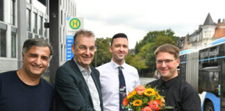 Bundesweite Anerkennung für WSW-Busfahrer WSW-Teamleiter Sener Kaya, Karsten Treptow, Leiter Personalmanagement der WSW-Unternehmensgruppe, und WSW-Fahrdienstleiter Marcel Gajek (v. l.) gratulierten dem Lieblingsbusfahrer Sven Leihener (r.).Foto: WSW/Bettina Osswald