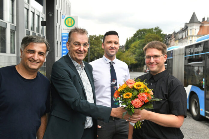 WSW Wuppertaler Stadtwerke GmbH | Bromberger Straße 39 | 4228 WSW-Teamleiter Sener Kaya, Karsten Treptow, Leiter Personalmanagement der WSW-Unternehmensgruppe, und WSW-Fahrdienstleiter Marcel Gajek (v. l.) gratulierten dem Lieblingsbusfahrer Sven Leihener (r.).Foto: WSW/Bettina Osswald