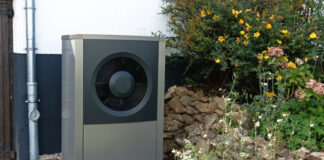 Online-Vortrag: Warum die nächste Heizung eine Wärmepumpe sein wird Eine Wärmepumpe steht vor einem Haus. Foto: Verbraucherzentrale NRW - Stefan Bürk