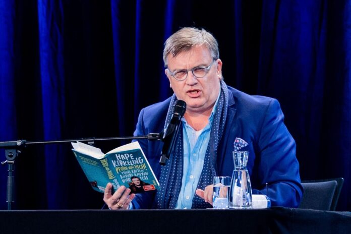 Hape Kerkeling Hape Kerkeling liest aus seinem Buch «Pfoten vom Tisch!», das jetzt auch verfilmt wird (Archivbild).