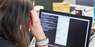 Operation «Scheinkind» – Cybergroomern auf der Spur Die Ermittler chatten gleichzeitig mit mehreren Personen.